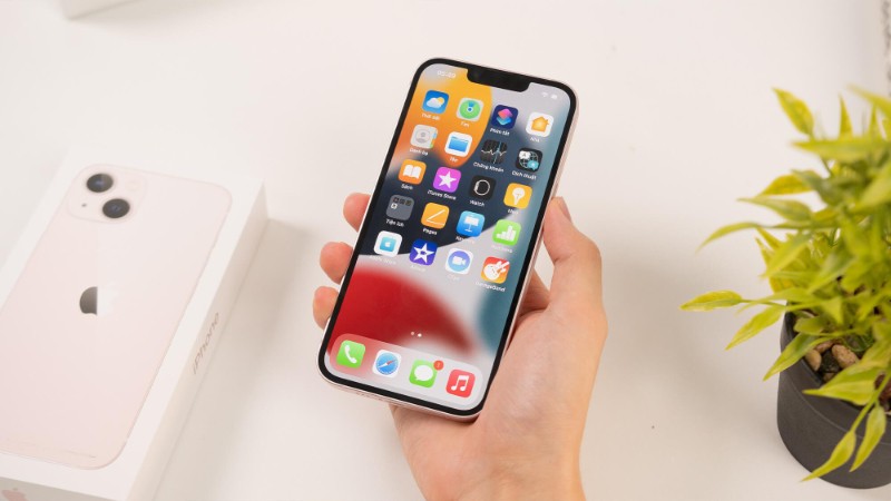 iPhone 13 mini được trang bị màn hình Super Retina XDR 5.4 inch