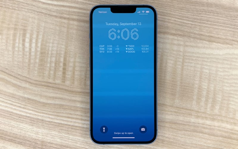 Màn hình của iPhone 14 cũng sử dụng thiết kế tai thỏ giống phiên bản cũ 