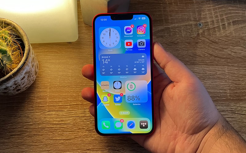 Màn hình của iPhone 14 256GB cũ cũng sử dụng thiết kế tai thỏ tương tự phiên bản trước 