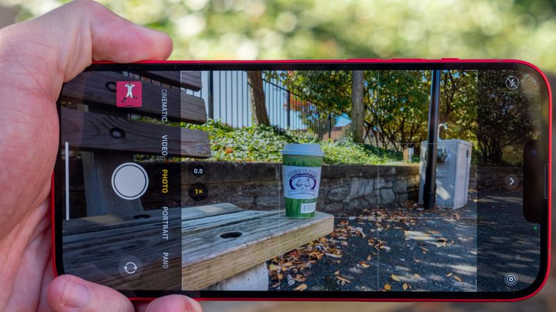 Camera chính với độ phân giải 12MP, khẩu độ ƒ/1.5, giúp cải thiện chất lượng hình ảnh và video