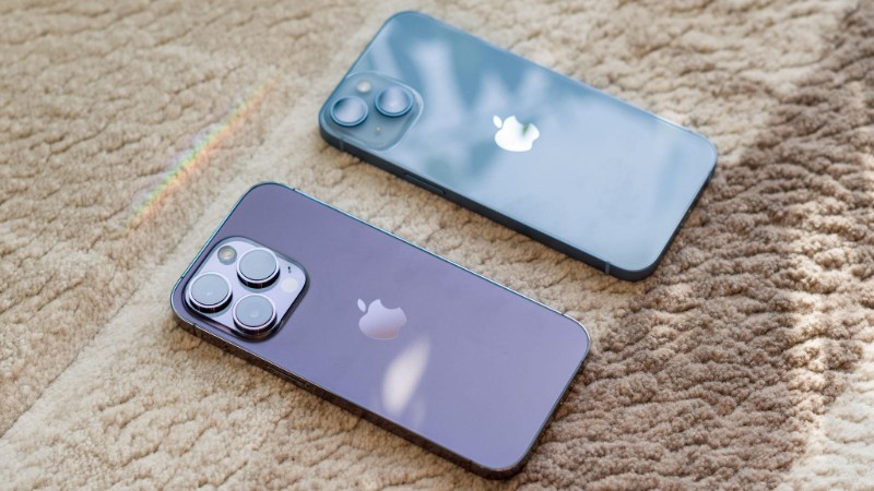 iPhone 14 Pro có thiết kế sang trọng với khung viền thép không gỉ chắc chắn và mặt lưng kính 