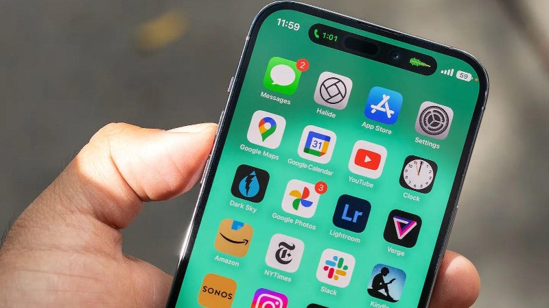 Dynamic Island chứa camera trước và cảm biến Face ID,...
