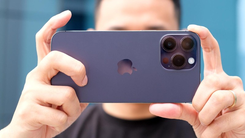 iPhone 14 Pro Max sở hữu khung viền thép không gỉ chắc chắn kết hợp với mặt lưng kính cường lực