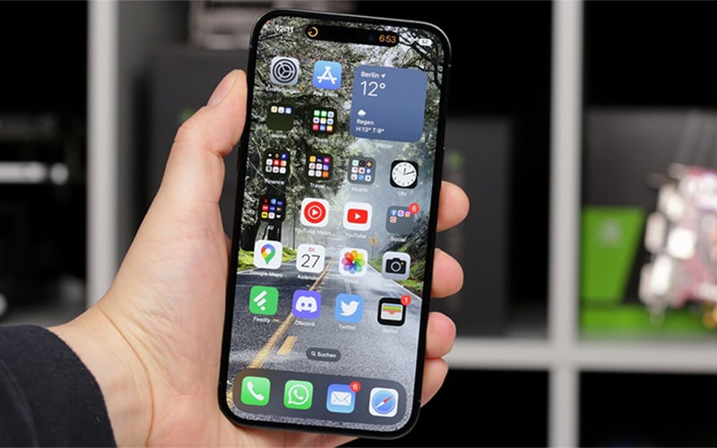 Màn hình 6.7 inch cho màn hình rộng, thoải mái xem phim
