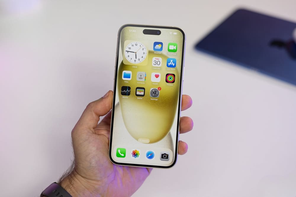 iPhone 15 Plus 256GB cũ được trang bị màn hình OLED kích thước lớn 