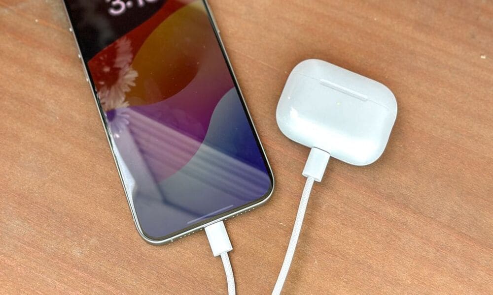Cổng sạc USB-C thực hiện chức năng sạc ngược từ iPhone 15 Pro Max 256GB cũ sang các thiết bị khác