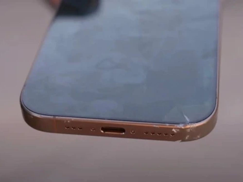 iPhone 16 256GB cũ bị trầy xước ở khung viền và màn hình