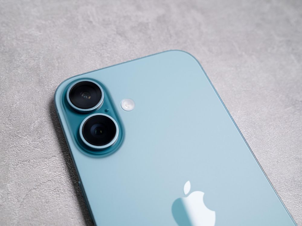 Kiểm tra chi tiết toàn bộ thân máy iPhone 16 cũ cả màn hình và mặt lưng