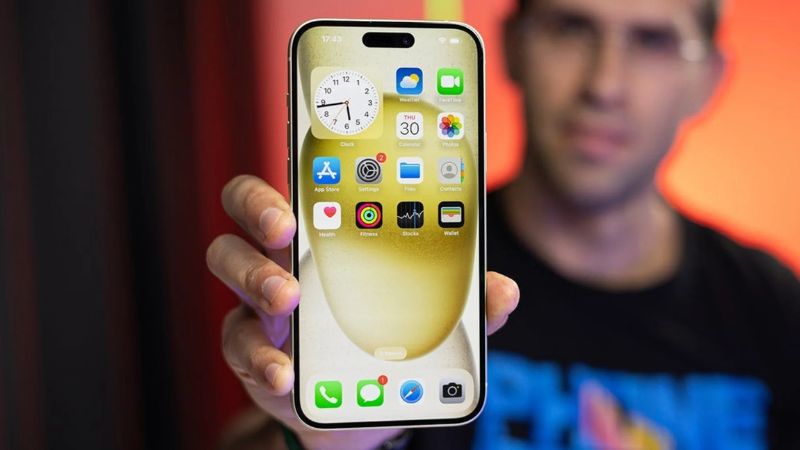 iPhone 16 Plus được trang bị màn hình lớn 6.7 inch