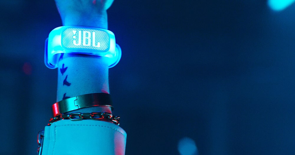 vòng tay Air Gesture đi kèm loa JBL Partybox 1000