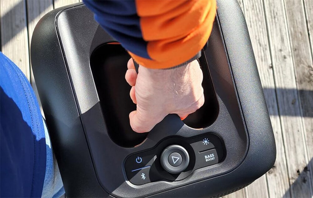 Loa JBL Encore Essential có tay cầm cao su chống trơn 