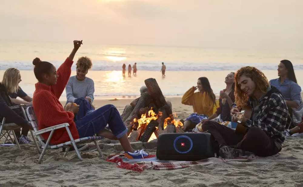 Loa JBL Partybox On The Go dung lượng pin tốt, phù hợp để đi dã ngoại 